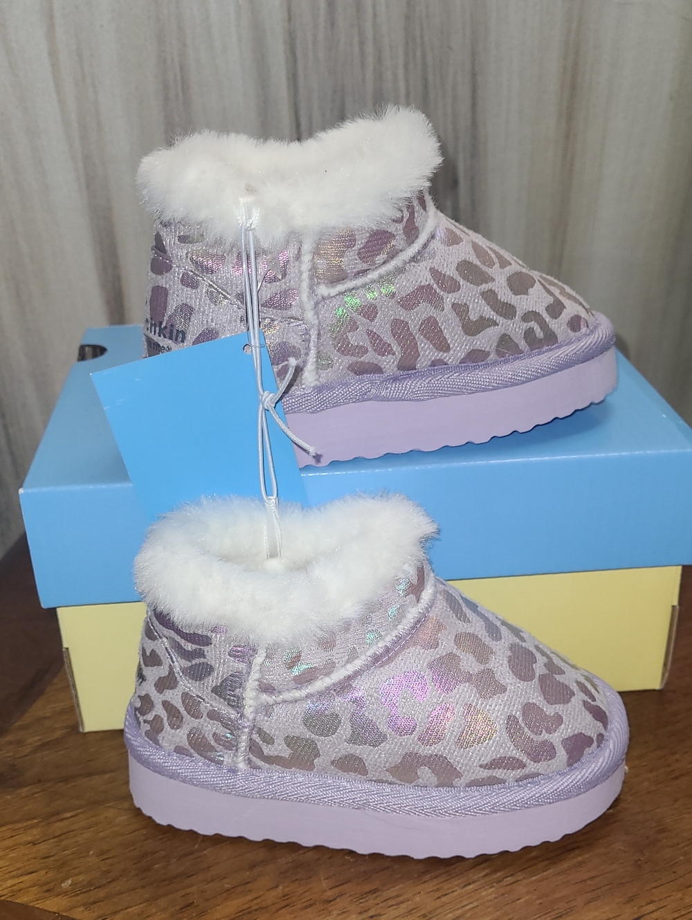New in box! Munchkin Elys Girls 5 Cozy Iridescent Leopard Faux Fur Ankle Boots